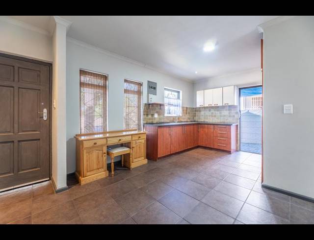 2 BEDROOM TOWNHOUSE FOR SALE IN VREDEKLOOF EAST